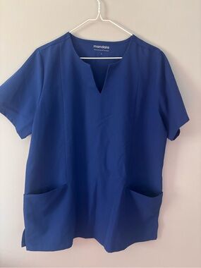 Mandala Women Scrub Top L Blue Short Sleeve
Great condition. V neck, pockets.